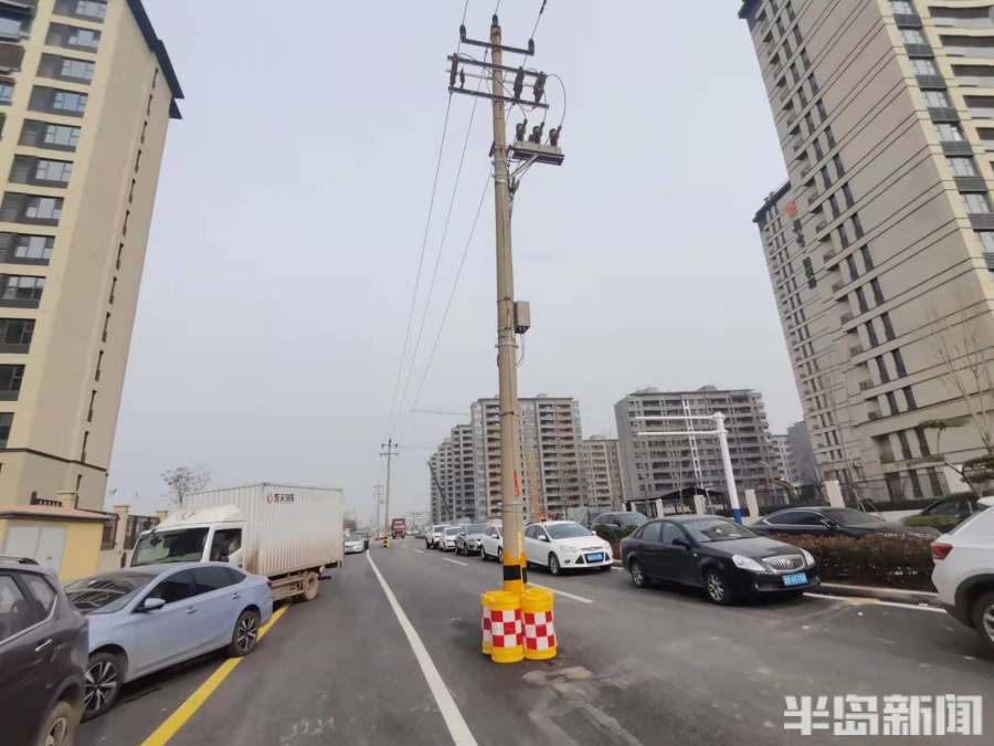 胶州潮州路拓宽16根电线杆杵在路中间居民犯愁夜行