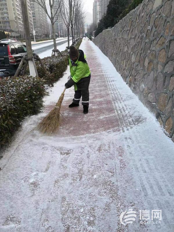 崂山区清扫路面积雪避免道路结冰 主次干道基本畅通