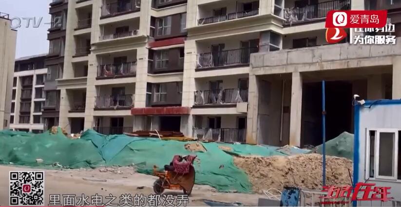 蓝光雍锦半岛项目停工大半年 业主搭帐篷“入住”