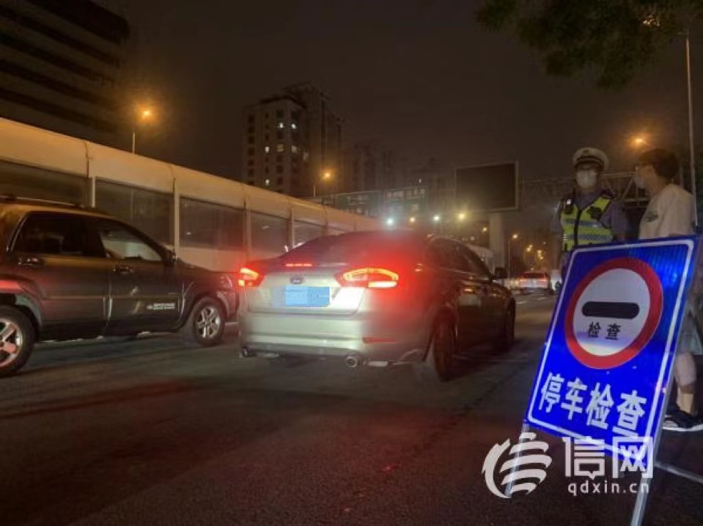 青岛交警在南京路宁夏路路口设卡。 (来源：信网 记者 赵宝辉 摄)