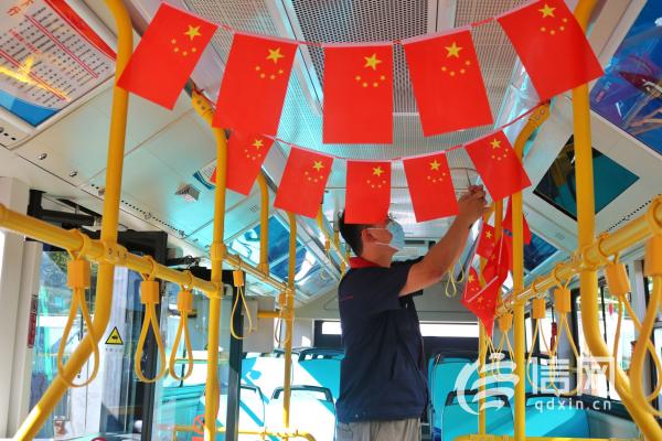  (打造节日主题公交，车厢满载“中国红”。来源：市南巴士)