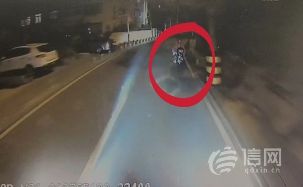驾驶员用车灯为摩托车照亮前路。(来源：市南巴士)