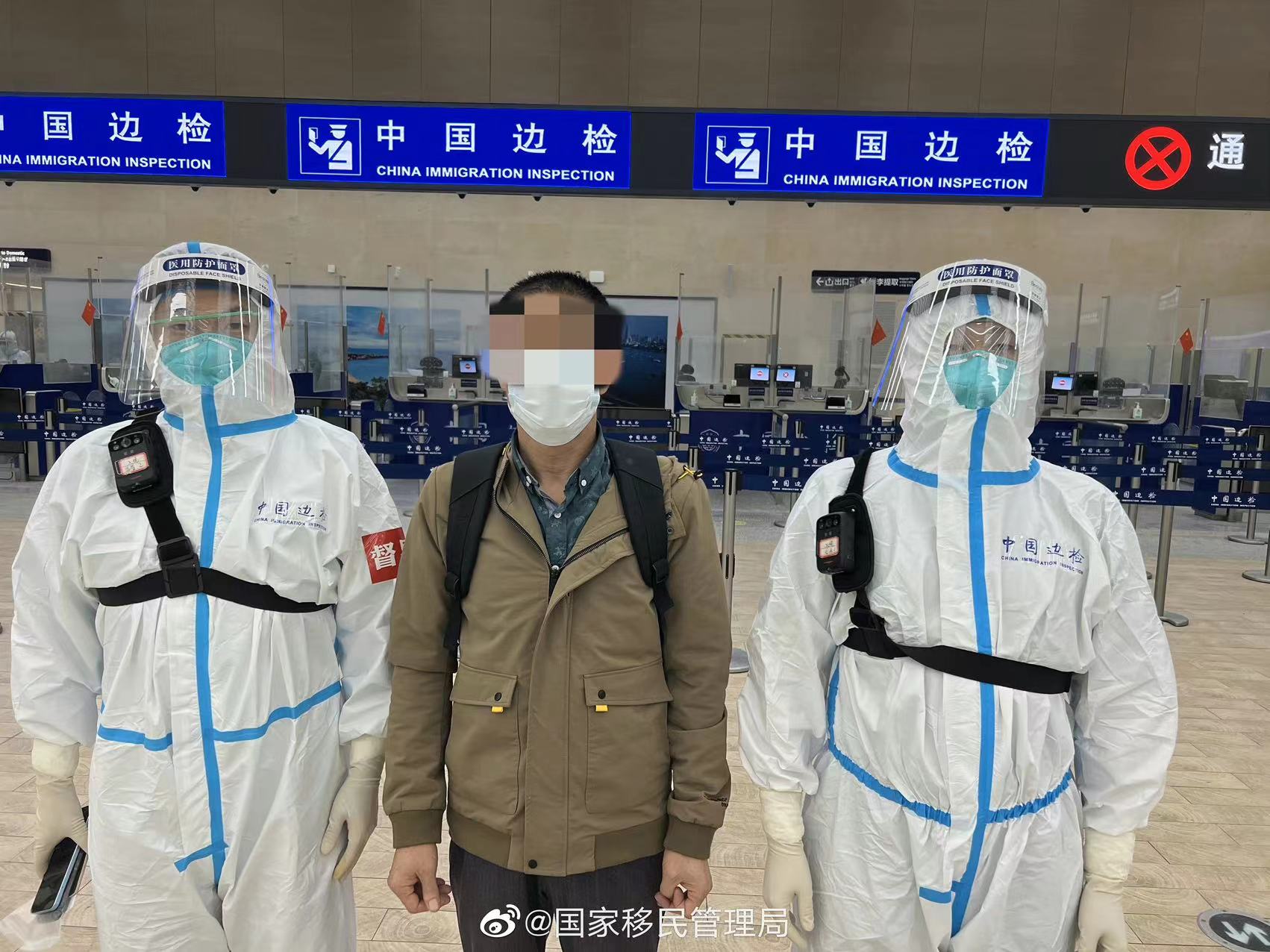 青岛机场边检站连续查获两名在逃人员 已移交相关部门进一步处理