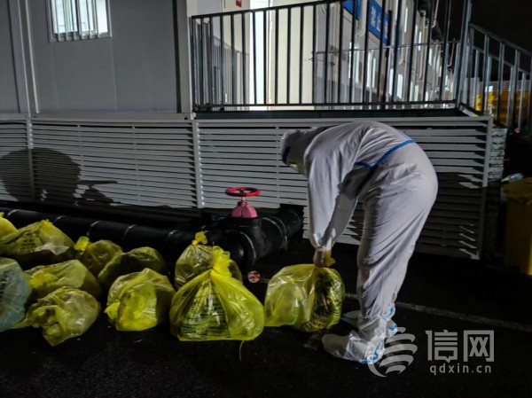 劳累了一天的医务工作者晚上整理打包垃圾中。(来源：莱西市委宣传部)