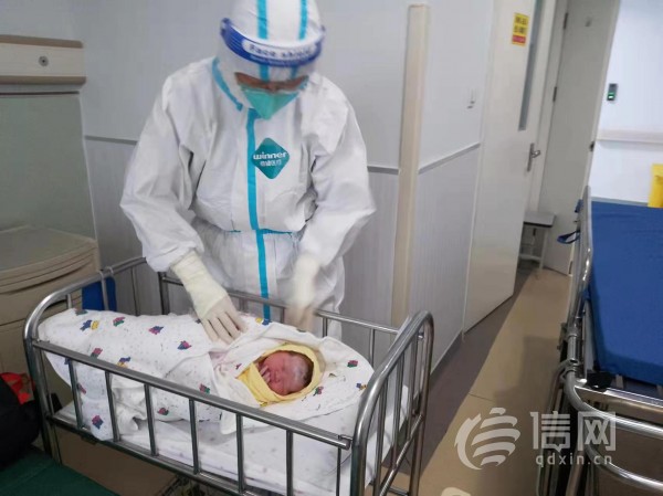 青岛市第三人民医院工作人员正在照顾新生儿。(来源：市北区融媒体中心)