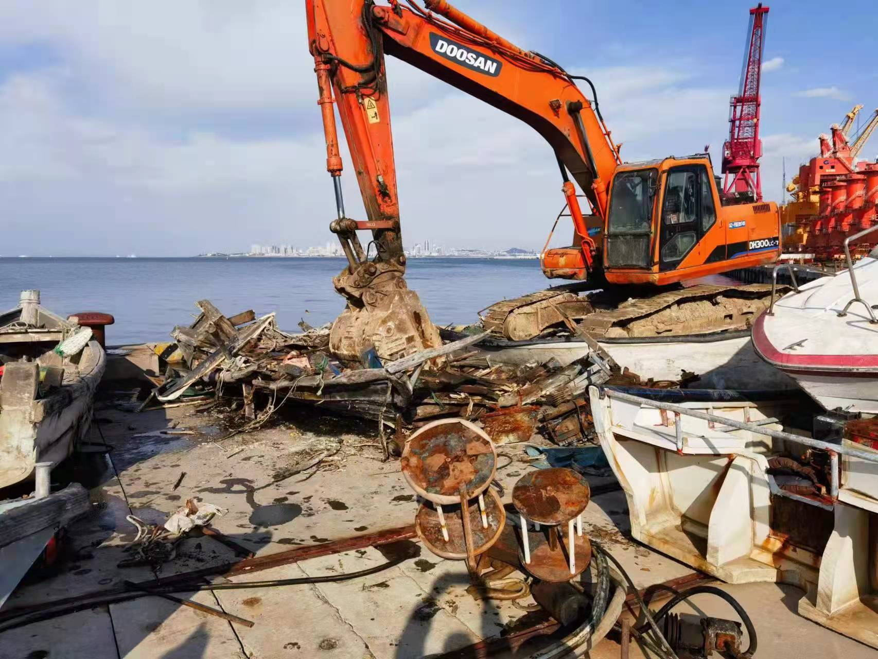 挖掘机在拆解“三无”船舶(来源：青岛市海洋发展局)