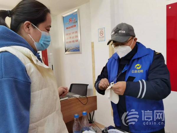 志愿者为居民提供眼镜清洗服务。 (来源：信网 首席记者 丛黎 摄)