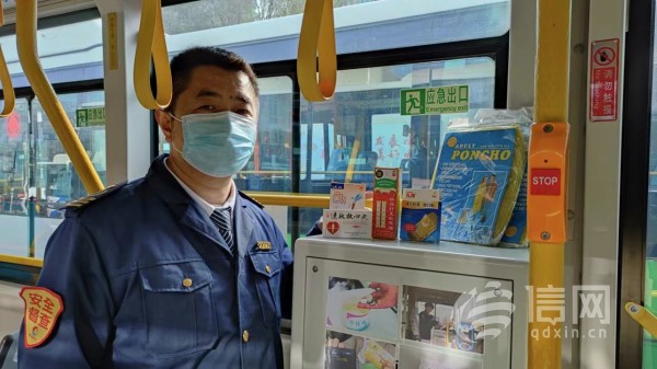 12路公交驾驶员高鸿霖在车厢内给乘客准备便民物品(来源：隧道巴士)