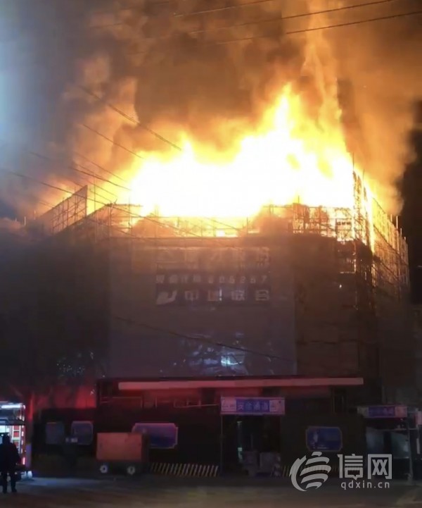 曲阜路一建筑物楼顶起火被扑灭 现场未有人员伤亡