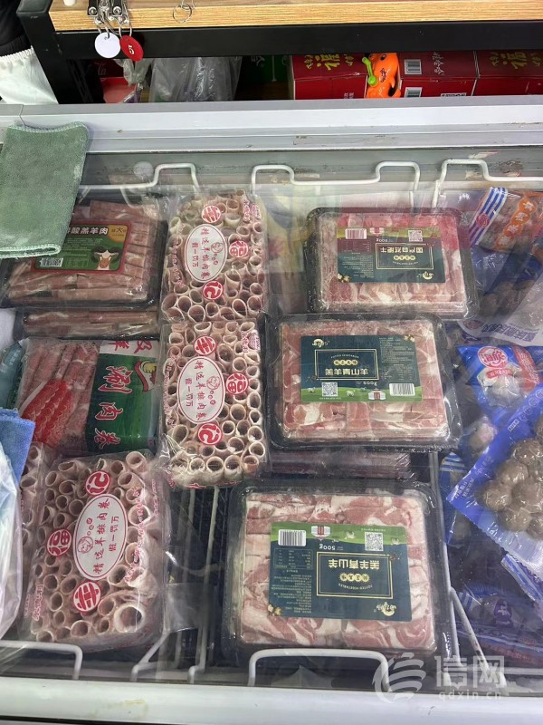 涉事商家售卖的羊肉卷未明码标价。(来源：信网 记者 赵宝辉 摄)