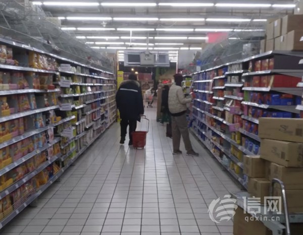 消费者在超市内选购商品。(来源：信网 记者 王晨瑜 摄)