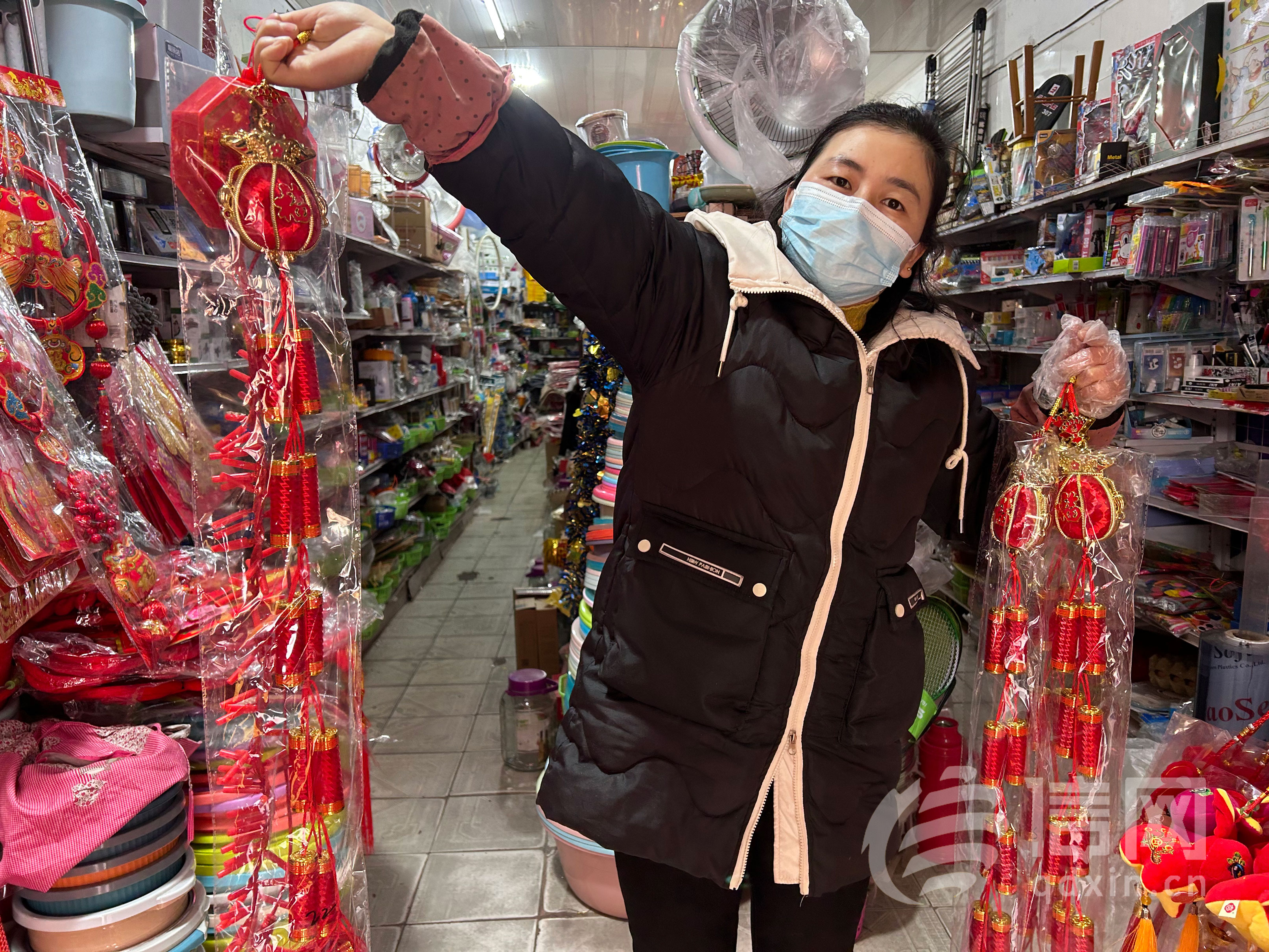 商家正在向信网记者展示所售卖的电子鞭炮(来源：信网 记者 赵宝辉 摄)