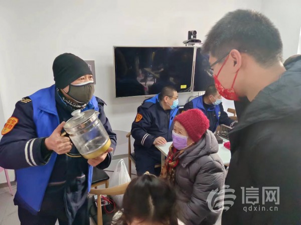 志愿者为居民提供小家电维修服务。 (来源：信网 首席记者 丛黎 摄)