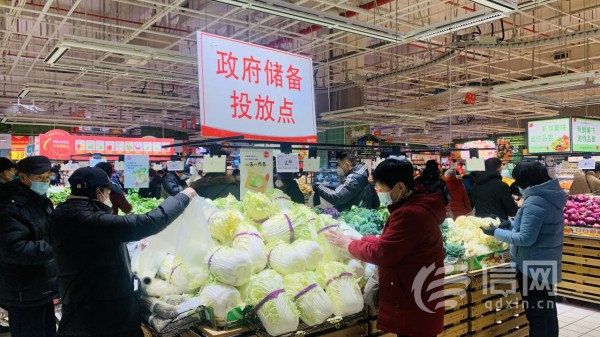 市民在超市选购蔬菜(来源：市南区委宣传部)