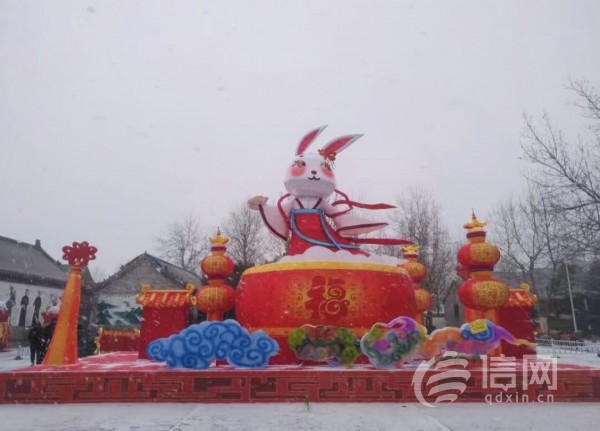 潍坊杨家埠民间艺术大观园内，兔子造型的花灯 (来源：信网 记者 王晨瑜 摄)