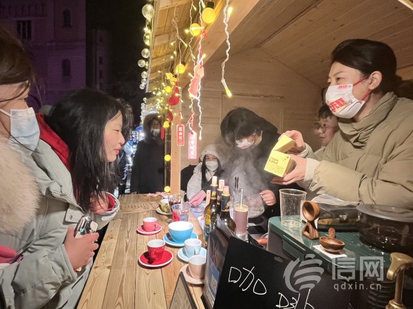 新春逛街里节让老城区人气火爆。 (来源：信网 于晓 摄)