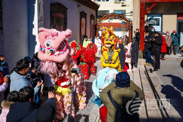 “三江里”里院的舞狮子表演。(来源：市南区委宣传部)