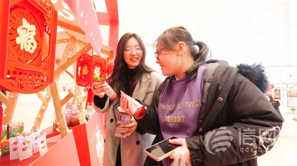 青岛举办上合之珠国际博览中心展销活动，来自上合组织国家和地区的产品吸引众多消费者购买。(来源：青岛市商务局)