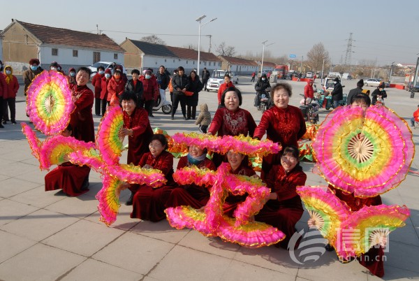 即墨区大信街道赵家疃村村民用表演舞蹈的彩扇组成“十五”字样。(来源：即墨区委宣传部)
