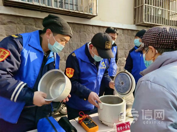 志愿者为居民提供家电维修服务。(来源：信网 首席记者 丛黎 摄)