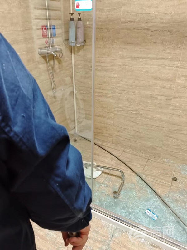 宏远东都酒店浴室玻璃门破碎 客人洗澡时被划伤