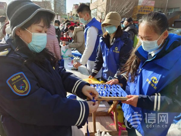 志愿者为居民提供穿马扎服务 (来源：信网 首席记者 丛黎 摄)