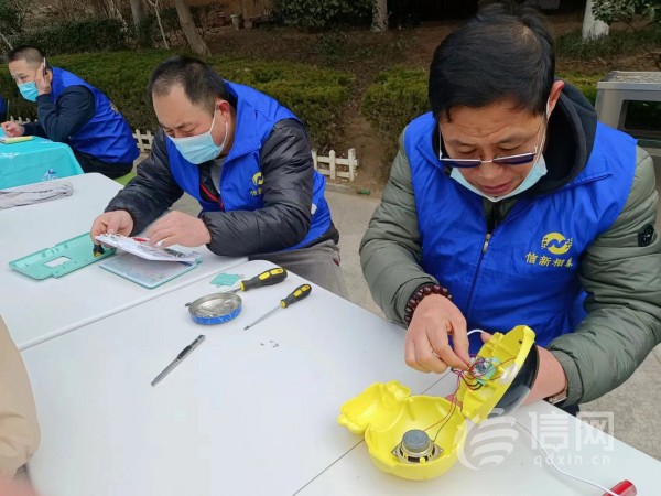 志愿者为居民提供维修小家电服务(来源：信网 首席记者 丛黎 摄)