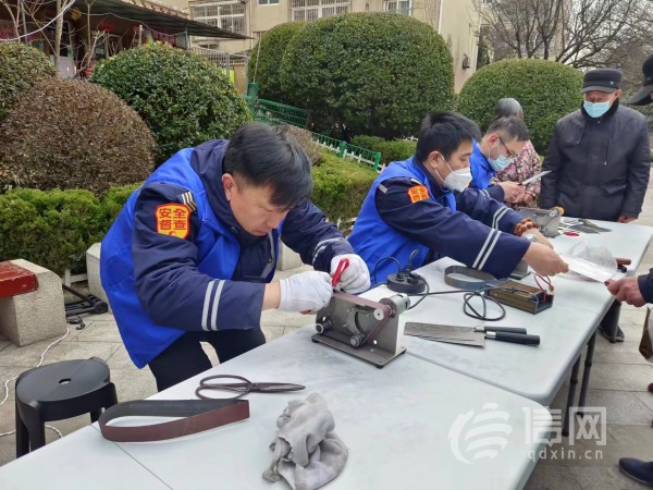 志愿者为居民提供磨刀服务 (来源：信网 首席记者 丛黎 摄)