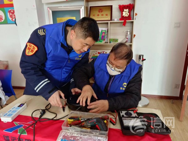  (志愿者为居民提供小家电维修服务。来源：信网 首席记者 丛黎 摄)