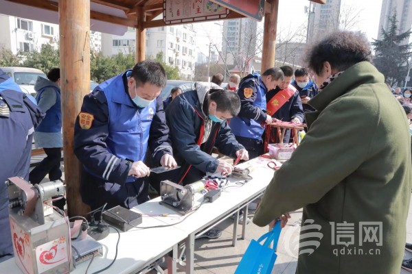 志愿者为居民提供磨刀服务(来源：信网 首席记者 丛黎 摄)