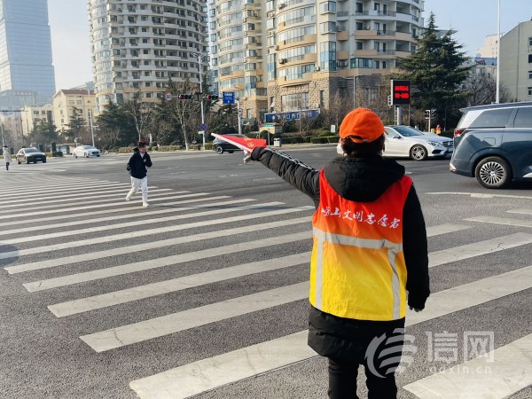 街头的志愿者是文明青岛人人参与的象征(来源：信网)