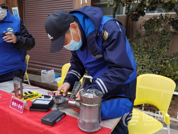 志愿者为居民提供家电维修服务(来源：信网 首席记者 丛黎)