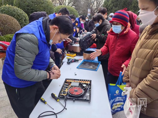 志愿者为居民提供家电维修服务。(来源：信网 首席记者 丛黎 摄)