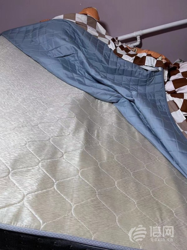 床垫使用两三个月出现塌陷 法莎蒂让客户翻个面继续用