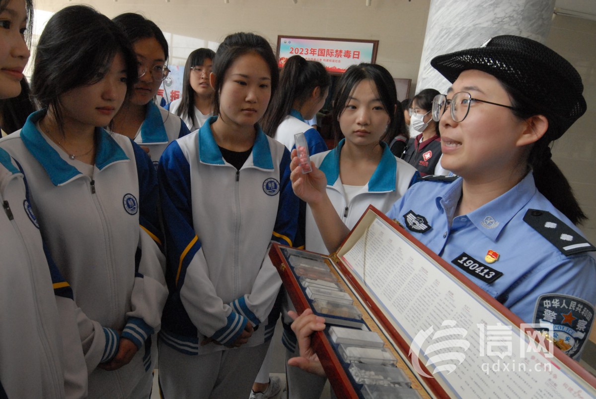 民警在青岛市技师学院向大学生们讲解毒品的危害。(来源：即墨区委宣传部)