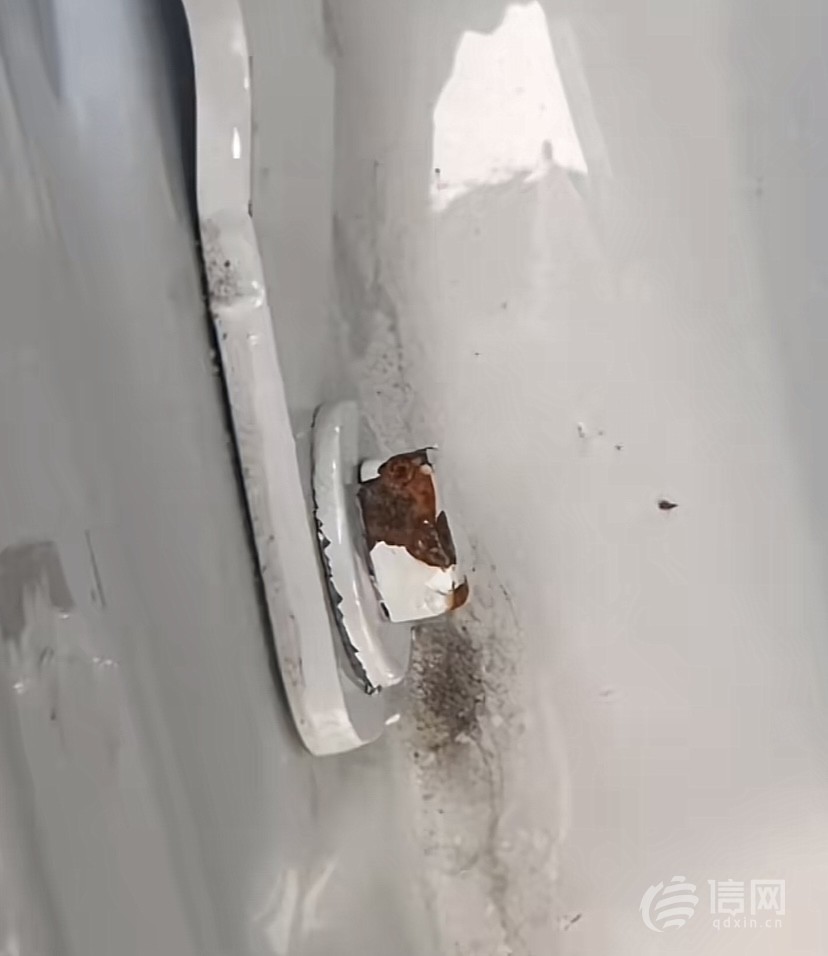 保时捷新车提车时螺丝就生锈 检测后还发现后备箱有拆装痕迹