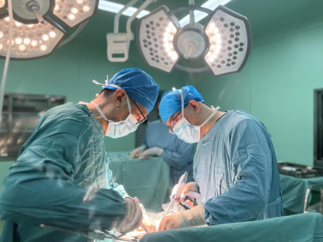 青岛市八医:无影灯下的白衣战士 守"胃"您的健康