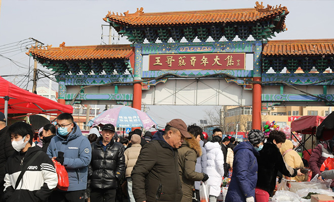 青岛383路赶年集主题车厢走红 直通王哥庄百年大集