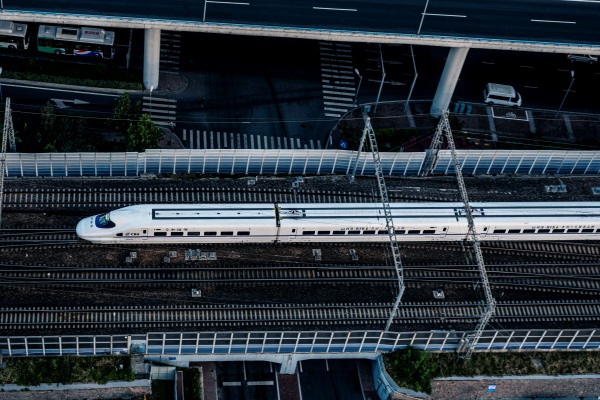 全国铁路前两月完成固定资产投资722亿元