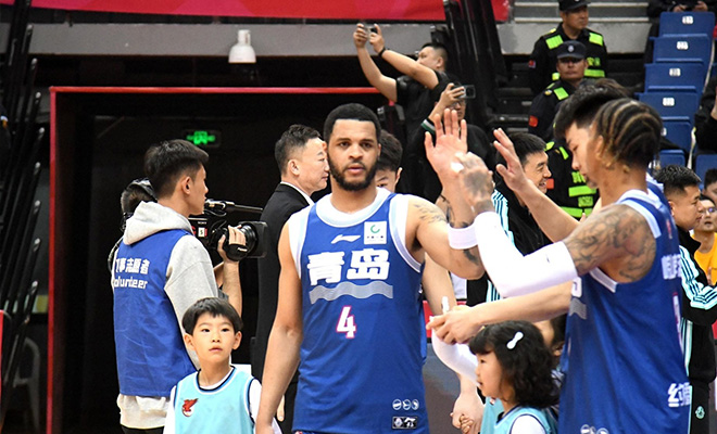 韦瑟斯庞上演“准绝杀” 青岛战胜广州结束三连客