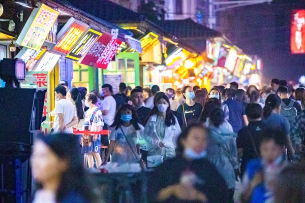 我国广告产业年收入首次突破2万亿元