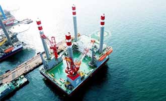 破解海上油田增产难题 我国首座海上移动式多功能措施平台在青岛交付