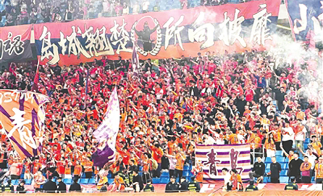 青岛海牛队4比1狂胜山东泰山队 距逃离降级区仅一步之遥