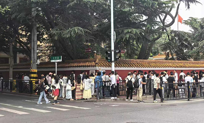 青岛大学路“网红墙”新增停车场 “五一”前正式对外开放