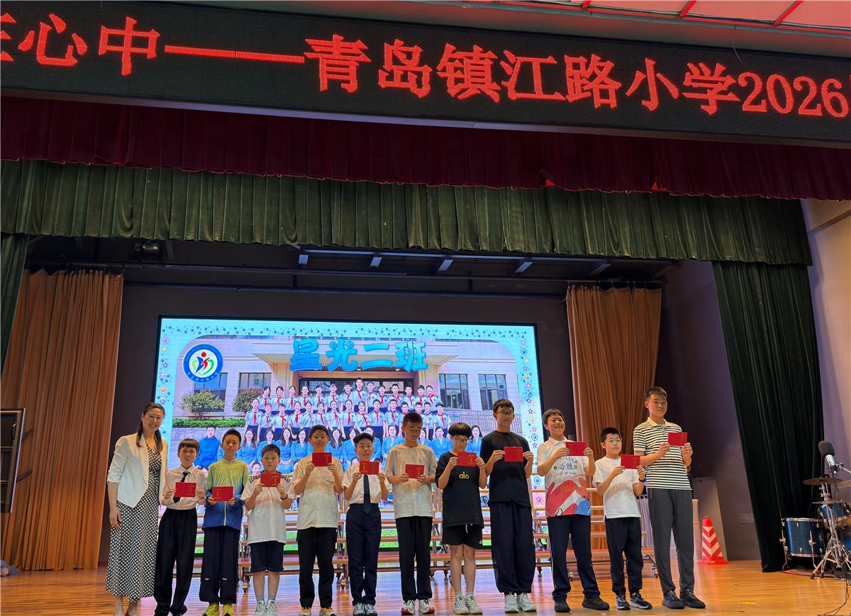 颁发毕业证书（来源：信网）