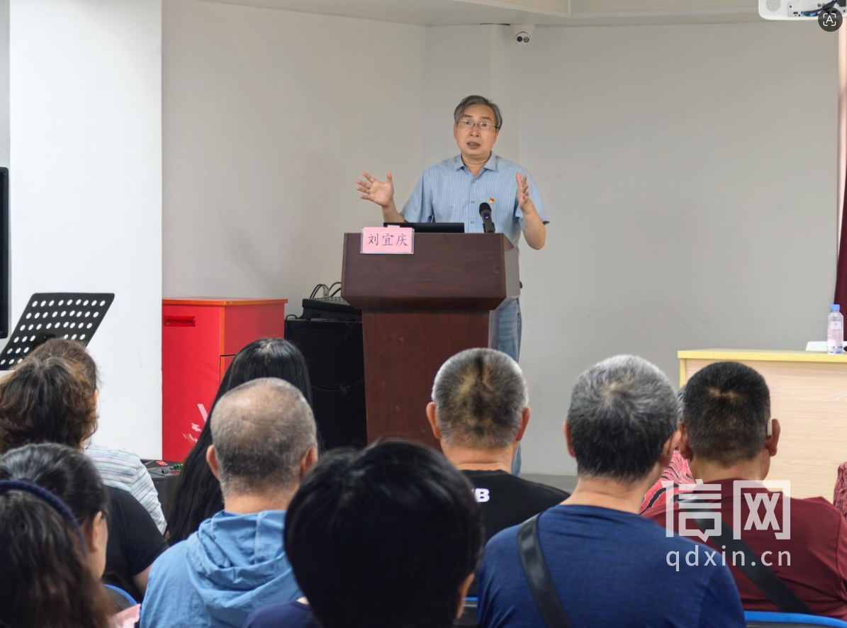 刘宜庆老师为居民开展文史专题讲座。（来源：香港中路街道办）