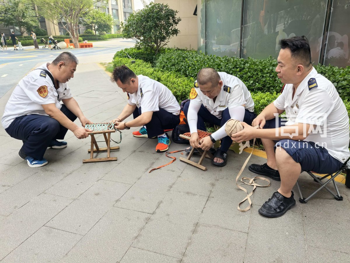 志愿者丁滨、卞涛、唐宝、马璐为居民穿马扎。（来源：信网）