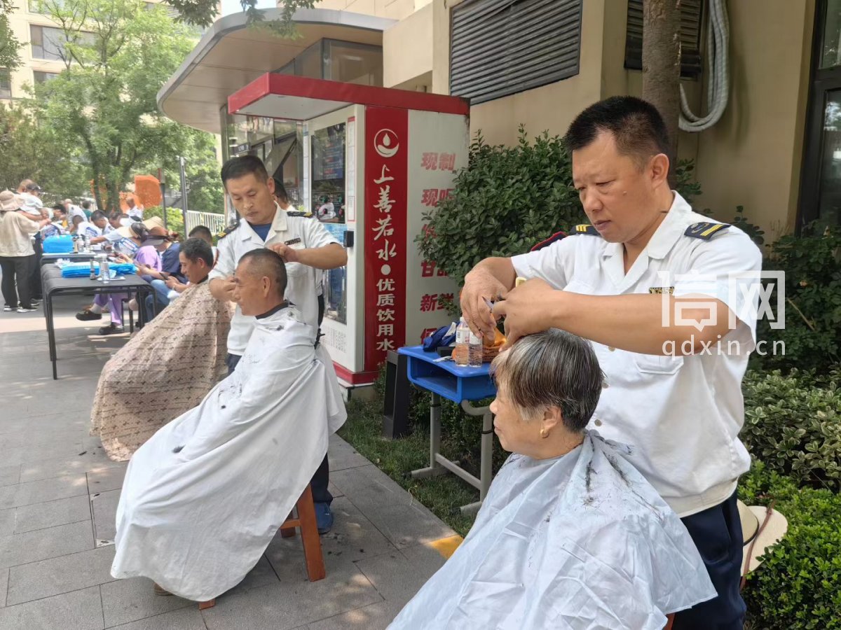 志愿者李和祥（左）、柳斌（右）为居民理发。（来源：信网）