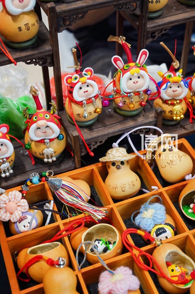 博览会现场的民俗工艺品。（来源：青岛市文化和旅游局）