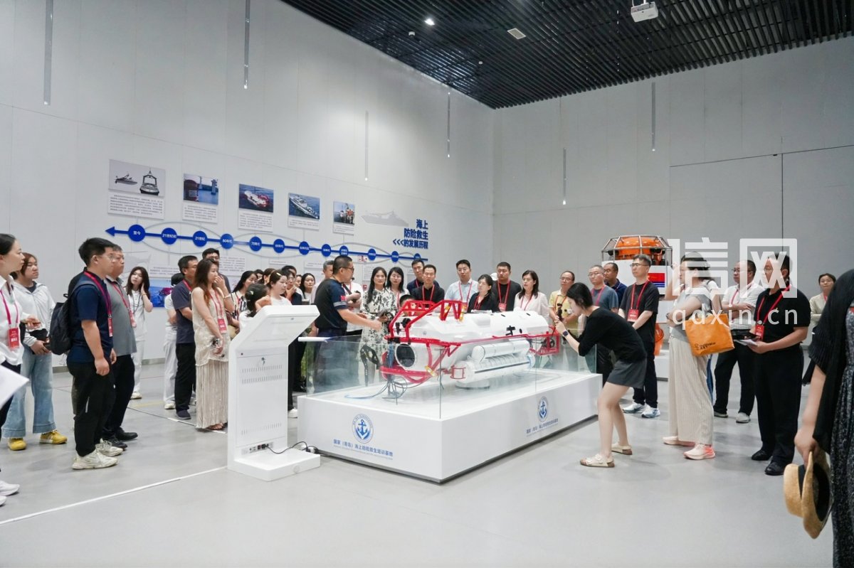 采风团参观核心实训区域。（来源：青岛市文化和旅游局）